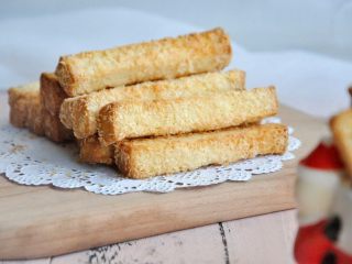 20、黄油椰蓉吐司条,出炉冷却后装袋。