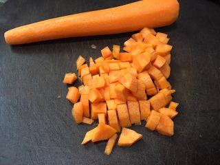 1、红萝卜白吐司,红萝卜去皮切小粒