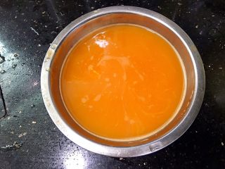 4、红萝卜白吐司,去渣，过滤出萝卜汁，备用！