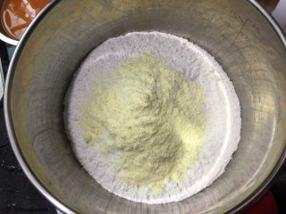 5、红萝卜白吐司,高粉，细砂糖，盐，奶粉，酵母倒入盆中