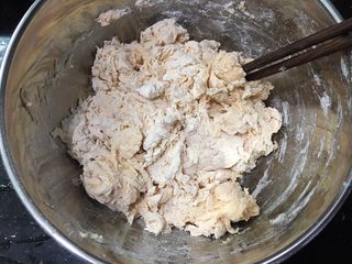 7、红萝卜白吐司,用筷子搅成絮状