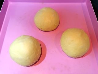 11、红萝卜白吐司,滚圆，盖保鲜膜松弛20分钟