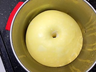 9、红萝卜白吐司,发到2倍大，手指粘干粉，戳洞，洞口不回缩就发好了。