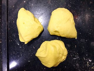 10、红萝卜白吐司,面团分成三份