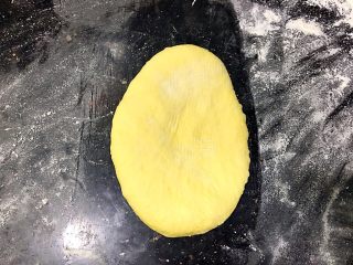 12、红萝卜白吐司,第一次擀卷，取一个面团上下擀开