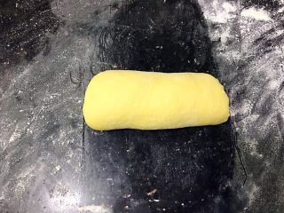 14、红萝卜白吐司,第一次卷1.5-2圈，三个面团擀卷好后，盖保鲜膜松弛15分钟