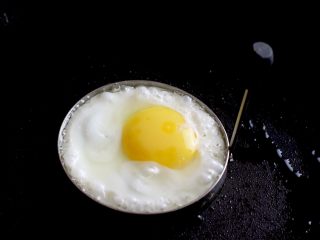 6、mini早餐堡,鸡蛋用模具煎成圆形