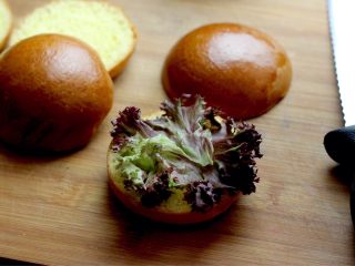 8、mini早餐堡,放上罗莎红生菜叶
