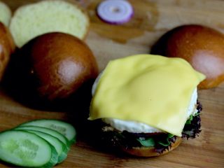 13、mini早餐堡,将煎好的鸡蛋和芝士放在番茄片上