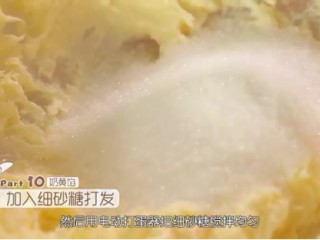 10、冰皮月饼,一次性加入细砂糖（糖的量根据喜好增减），然后用打蛋器拌匀，开动打蛋器打发，打至无盐黄油体积增加一倍，然后烧开一锅热水