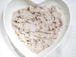 3、喜庆又好吃的黄金芋头酥,将蒸至软熟的芋头放到大碗里，趁热用饭勺压成泥