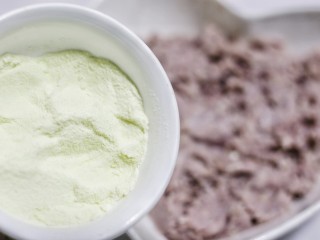 4、喜庆又好吃的黄金芋头酥,加入澳优能立多G4奶粉，充分拌匀。