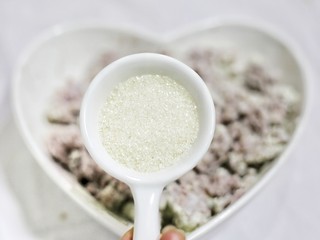 5、喜庆又好吃的黄金芋头酥,将白糖混合到芋泥中，白糖的量依照个人喜好，建议不要太甜，口感会好一些。