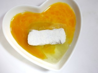 9、喜庆又好吃的黄金芋头酥,再裹上一层蛋液。