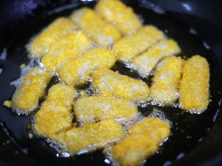 11、喜庆又好吃的黄金芋头酥,入油锅微炸至金黄色即可。