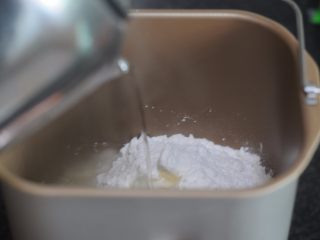 2、无肉不欢+灌汤生煎包,面粉倒入面包桶，加入开水混合