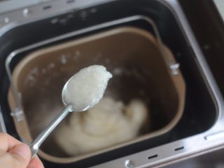 5、无肉不欢+灌汤生煎包,加入一勺猪油，将面团继续揉20分钟至光滑，盖上盖子发酵好