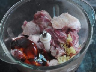 7、无肉不欢+灌汤生煎包,猪肉加入葱姜、盐、鸡蛋，放入搅拌机里绞碎