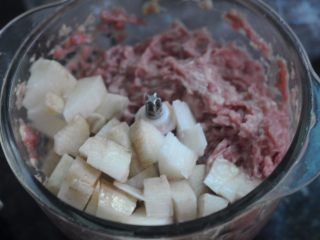 8、无肉不欢+灌汤生煎包,放入皮冻，混合均匀