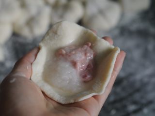 9、无肉不欢+灌汤生煎包,面剂压成中间厚四周薄的圆片，放在手心，舀一勺肉馅放在中间