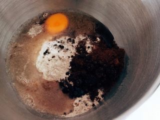 1、迷你巧克力麻薯软欧,厨师机里先把面包粉、黑麦粉、盐、鸡蛋、水、红糖粉一并放进去。