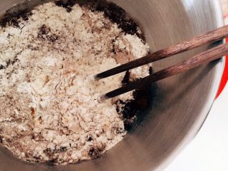 2、迷你巧克力麻薯软欧,用筷子搅动