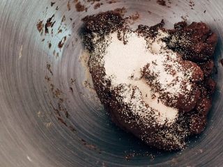 5、迷你巧克力麻薯软欧,加入酵母，再和面5分钟