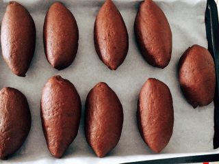 15、迷你巧克力麻薯软欧,封口朝下放到烤盘里