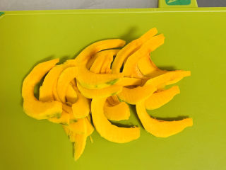 2、南瓜芝麻球,南瓜去皮去籽切成薄片。