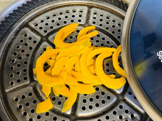 3、南瓜芝麻球,蒸锅里水烧开蒸10分钟，用筷子轻轻一碰就碎即可。