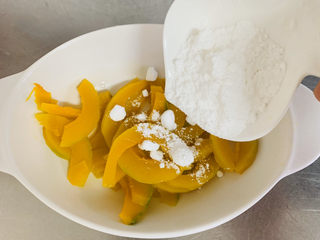 4、南瓜芝麻球,蒸好的南瓜倒入碗中加入白糖，压成泥备用。