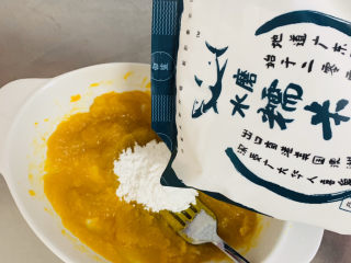 5、南瓜芝麻球,加入白鲨糯米粉