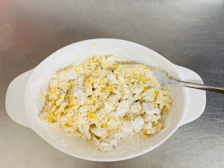 6、南瓜芝麻球,搅拌成絮状