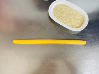 8、南瓜芝麻球,搓成长条。