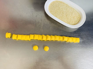 9、南瓜芝麻球,下成10克左右的小面剂子 