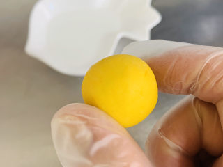 10、南瓜芝麻球,双手对搓，揉成小球。