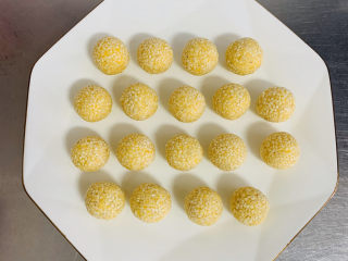 14、南瓜芝麻球,依次全部做好。