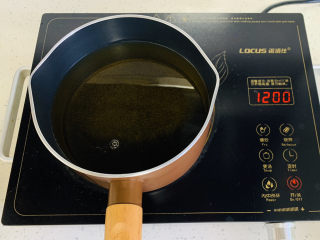 15、南瓜芝麻球,锅中烧宽油，油的高度一定要超过小南瓜球的高度两倍。中火烧油，油温五成热转小火！！下入南瓜球