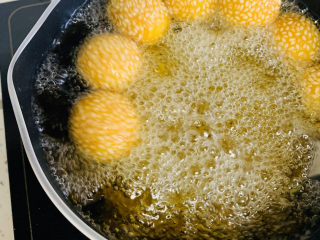 20、南瓜芝麻球,炸至表面金黄即可捞出。