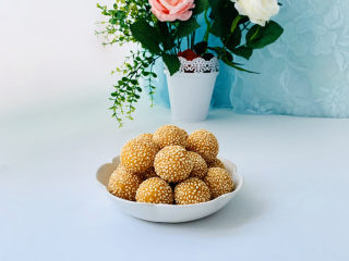 21、南瓜芝麻球,表皮酥脆内心香甜软弱。