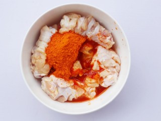 5、骨头都啃光的奥尔良鸡翅根,加入清水。