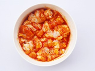 6、骨头都啃光的奥尔良鸡翅根,用手抓匀,让每个翅根都充分裹上腌料。