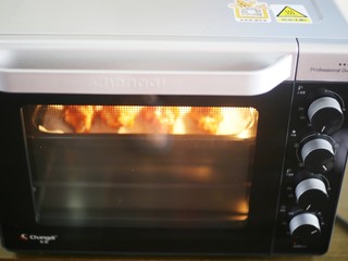 8、骨头都啃光的奥尔良鸡翅根,烤盘铺上油纸,摆好鸡翅根。放入预热好的烤箱,180度烤20分钟。