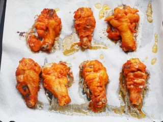 9、骨头都啃光的奥尔良鸡翅根,取出。