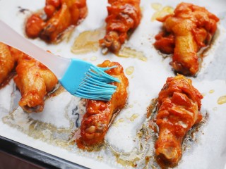 10、骨头都啃光的奥尔良鸡翅根,在每个翅根上刷层蜂蜜,再次放入烤箱烤5分钟即可。