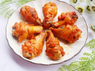 11、骨头都啃光的奥尔良鸡翅根,盛入盘中。