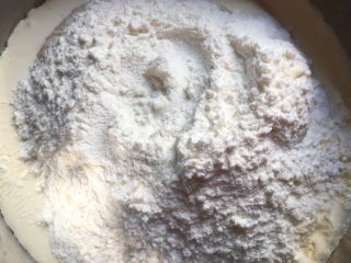 3、北海道奶油吐司,中种加主面团除黄油外材料用后油法揉面