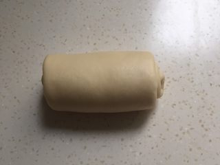 10、北海道奶油吐司,反过来光面向下，自上向下卷起来，卷二圈半左右