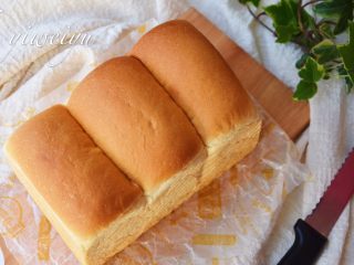 13、北海道奶油吐司,发酵一小时左右，八分满时取出预热烤箱，上下管180度，预热好后把吐司放入烤箱中下层烤40分钟