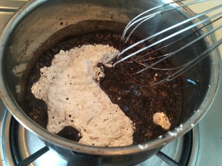 3、十分优秀de巧克力戚风蛋糕,倒入60g低粉搅拌,不用过撒哦